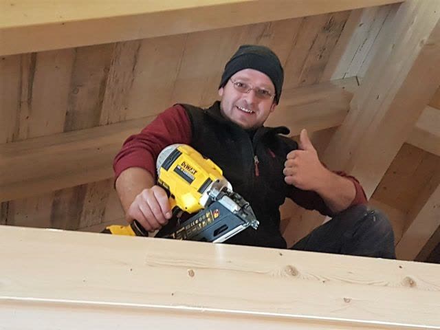 Handwerker mit Akkuschrauber beim Innenausbau